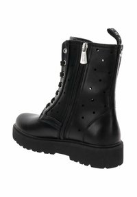 Botas de piel negra hasta el tobillo con punta redonda, que cuentan con un diseño perforado, cierre delantero con cordones y cremallera lateral. Suela de goma gruesa.