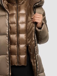 Puffet brun jakke med quiltet design, lynlåse foran og hætte. Har en skinnende, glat tekstur og en kontrasterende indvendig for.