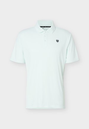 Schlichtes hellblaues Polohemd mit kurzen Ärmeln, drei Knöpfen und einem kleinen dunklen Logo-Patch auf der linken Brust.