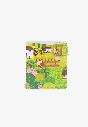 Billetera con un vibrante diseño de campo verde y amarillo que incluye casas, árboles y figuras de jardinería. Fabricada con material texturizado y con un cierre.