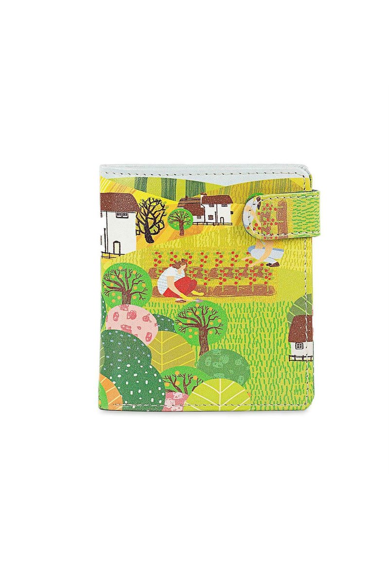 Billetera con un vibrante diseño de campo verde y amarillo que incluye casas, árboles y figuras de jardinería. Fabricada con material texturizado y con un cierre.
