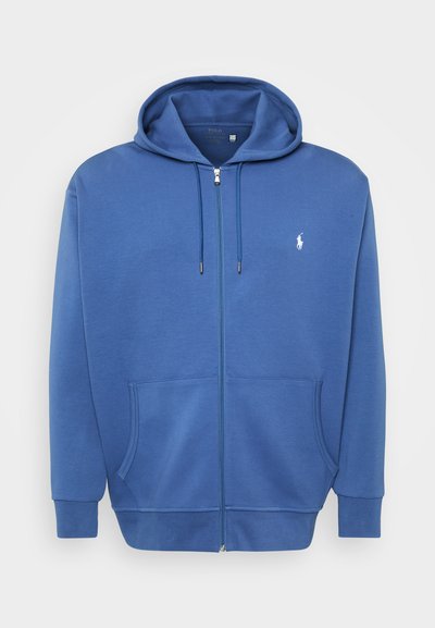 Μπλε φούτερ με φερμουάρ και κουκούλα με κορδόνι, τσέπες καγκουρό, ραμμένες μανσέτες και άσπρο λογότυπο polo στο αριστερό στήθος. Μαλακό υλικό από βαμβακερό μείγμα.