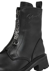 Zwarte leren enkelboot met een ritsluiting en het "Pepe Jeans" logo, van textuurmateriaal en een stevige zwarte rubberen zool.