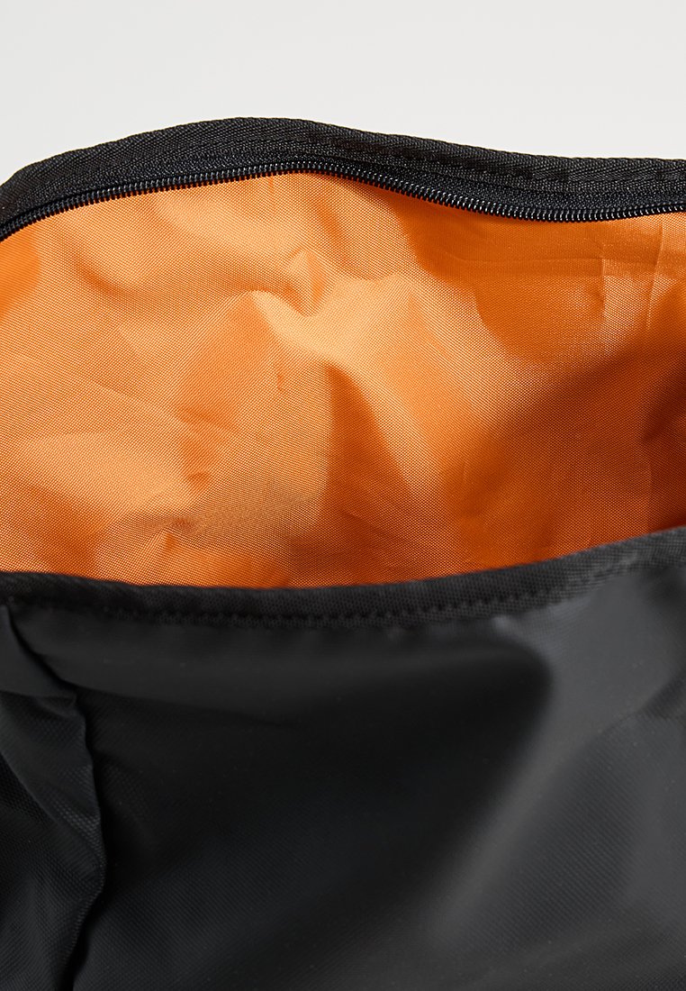 Czarna torba z materiału z pomarańczowym wnętrzem, o gładkiej fakturze i zamknięciu na suwak wzdłuż górnej krawędzi.