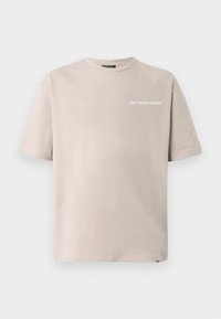 Beige bomulds t-shirt med korte ærmer og rund hals. Har hvid tekst på brystet, der står "don’t waste culture." Simpel design.