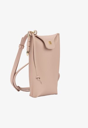 Piccola borsa a tracolla in pelle rosa nudo con patta frontale, dettaglio logo dorato e tracolla regolabile con estremità annodata.