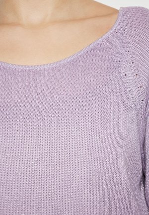 Vaalean violetti, neulottu neulepaita, jossa on leveä kaula-aukko ja hienovaraisia reikämalleja hartioilla, mikä tuo esiin tekstuuria.