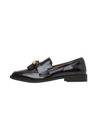 Mocassin en cuir noir avec un accent à pompon, matériel doré, petit talon carré, design élégant et texture lisse. Une vue latérale est présentée.