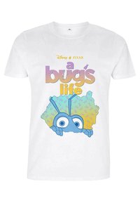 Camiseta de algodón blanca con un insecto de dibujos animados azul con ojos grandes y antenas, sobre un fondo colorido con texto estilizado.