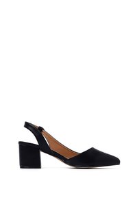 Scarpa slingback nera con punta appuntita, tacco blocco e texture in pelle liscia. Il dettaglio del taglio laterale aggiunge un elemento di design moderno.