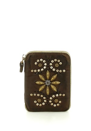 Piccolo portafoglio marrone in pelle con cerniera e decorazioni floreali con borchie dorate e argentate sul davanti.