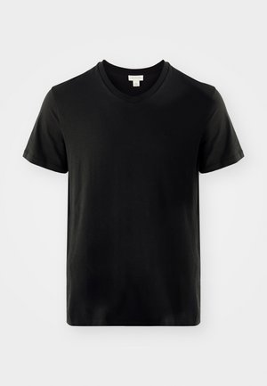 Czarny bawełniany T-shirt z dekoltem w serek, krótkimi rękawami i małym, dyskretnym logo na piersi. Miękka tekstura i casualowy styl.