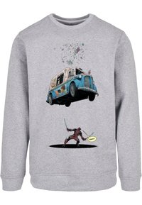 Felpa grigia con una grafica di un camion dei gelati blu che fluttua sopra un personaggio dei cartoni animati con spade, decorata con accenti colorati.