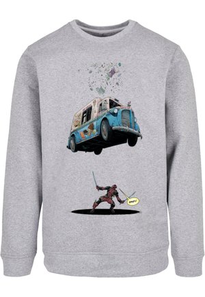 Hallhalli sweatshirt, millel on trükk sinisest jäätiseautost, mis hõljub üle koomiksitegelase, kes hoiab mõõga, ja kus on värvikad aktsendid.