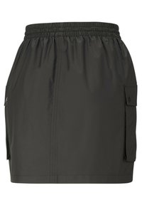 Pantaloni corti neri leggeri con cintura elastica, tasche laterali cargo e una texture liscia e resistente all'acqua.