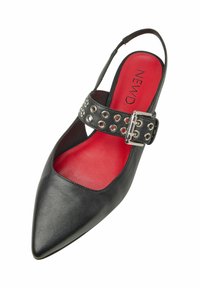 Svart läderslingbackssko med spetsig tå och röd innersula, med en bred rem som är prydd med silverfärgade öglor och en metallspänne.