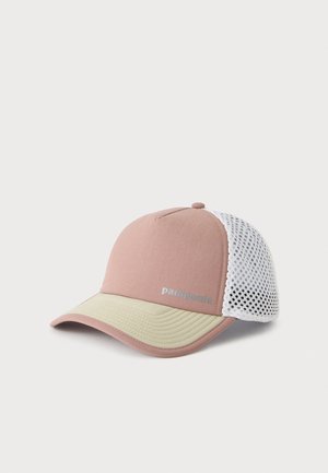 Casquette trucker Patagonia rose et beige avec dos en maille blanche et visière incurvée, présentée sur un fond clair uni.