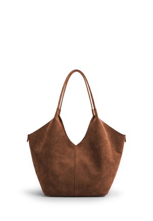 Grande borsa tote in pelle marrone con doppie maniglie lunghe e una texture leggermente stropicciata, mostrata su sfondo bianco.