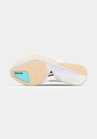Sohle eines Sportschuhs mit beigen, weißen und türkisfarbenen Gummiteilen, mit den Marken "Continental" und "ADIZERO".