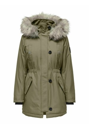 Olajzöld parkajacket műszőrme díszítéssel a kapucnin, gombos záródással, két elülső zsebbel és rugalmas derékrésszel a megfelelő illeszkedésért. Simas tapintás.