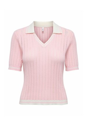 Camisa polo de punto rosa con mangas cortas, con un cuello en V, cuello blanco y acentos a rayas en los puños y el dobladillo. Textura de tejido abierto.