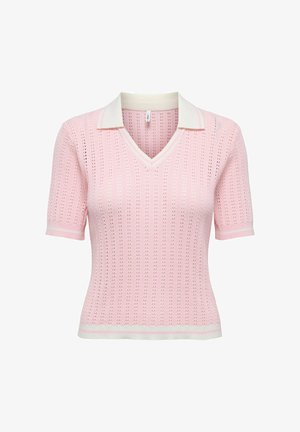 Ružová pletená polo tričko s krátkymi rukávmi, s výstrihom do V, bielym golierom a prúžkovými akcentmi na manžetách a leme. Otvorená textúra tkania.