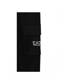 Schwarze Baumwoll-Cargo-Hosen mit einer aufgesetzten Tasche, Logodetail in Weiß und geradem Beinansatz. Glatte Textur, minimalistisches Design.