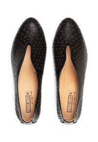 Chaussures plates en cuir noir avec un motif floral perforé, bout pointu, panneaux élastiques sur les côtés et semelle intérieure marron clair. Texture lisse dans l'ensemble.