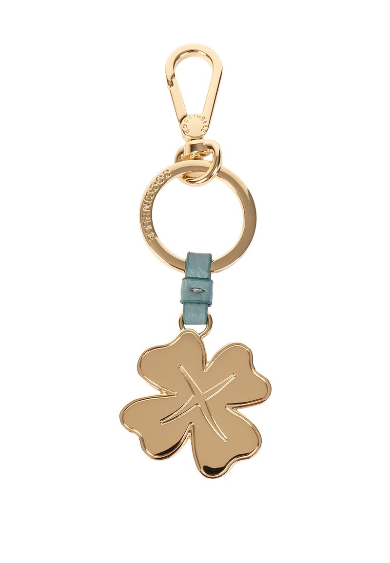 Portachiavi in metallo dorato con un design a foglia di trifoglio, attaccato a una cintura in pelle blu chiaro e anello dorato con gancio a moschettone.