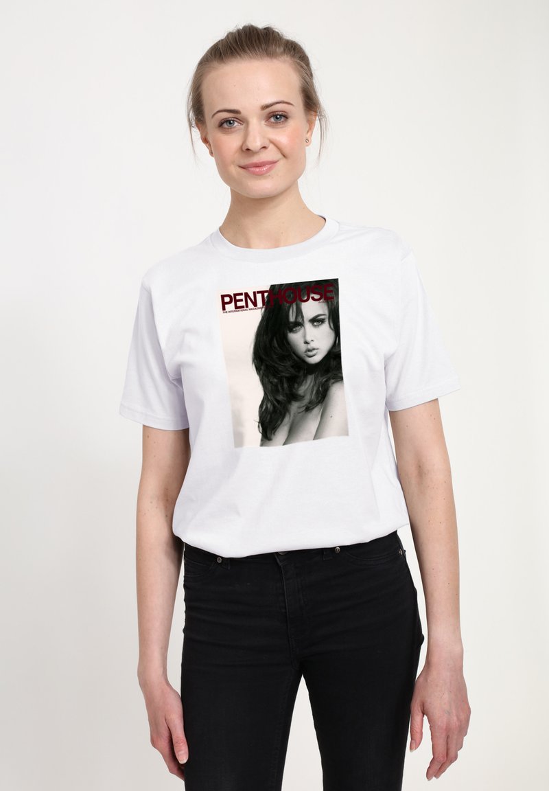 Bílá bavlněná tričko s grafickým potiskem černobílé fotografie a červeným textem "PENTHOUSE," viditelným na přední straně.