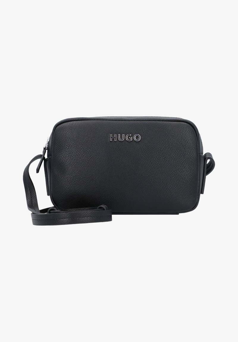 Zwarte leren crossbody tas met een gestructureerde afwerking, voorzien van een ritssluiting, verstelbare schouderband en zilveren "HUGO" logo aan de voorkant.