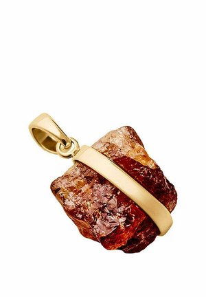 Colgante de piedra de ámbar en bruto asegurado con una banda y anilla de oro sobre un fondo blanco.