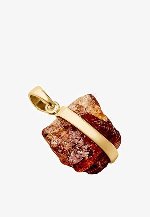 Colgante de piedra de ámbar en bruto asegurado con una banda y anilla de oro sobre un fondo blanco.