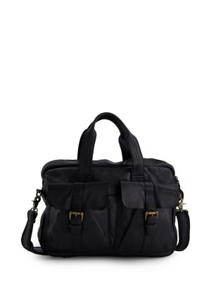 Sort lædertaske med to forlommer med spænder, dobbelthåndtag og en justerbar skulderrem på hvid baggrund.