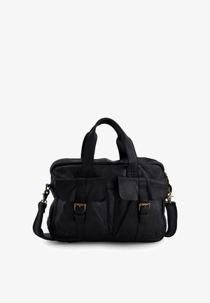 Schwarze Leder-Aktentasche mit zwei vorderen Schnallentaschen, doppelten Griffen und einem verstellbaren Schultergurt auf weißem Hintergrund.