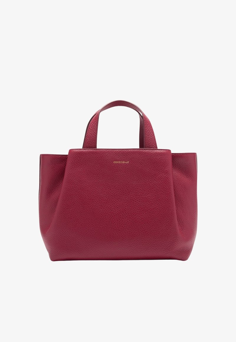 Czerwona torebka skórzana o fakturze, z krótkimi uchwytami, w prostokątnym kształcie i subtelnym detalem z logo z przodu. Gładkie wnętrze.