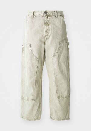 Pantalons cargo larges vert clair en denim, avec de grandes poches latérales, une fermeture à bouton et fermeture éclair, et des détails de couture visibles.