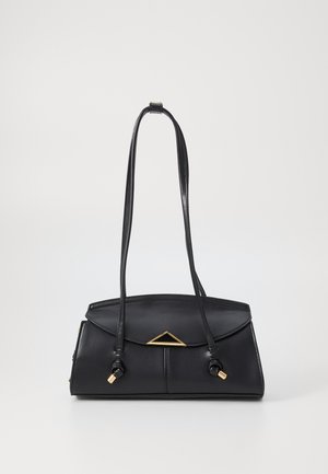 Borsa a mano in pelle nera con due lunghe tracolle, hardware triangolare dorato nella parte anteriore, chiusura a pattina curvata e texture liscia.