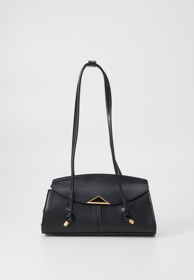 Schwarze ledertasche mit zwei langen Trägern, dreieckiger vergoldeter Hardware auf der Vorderseite, gebogener Klappenverschluss und glatter Textur.