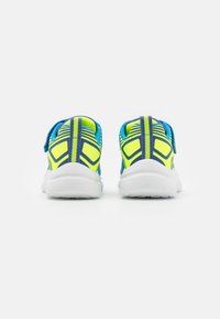 Scarpe sportive per bambini con una vivace tomaia in mesh gialla e blu, colletto imbottito e una suola in gomma bianca con texture.
