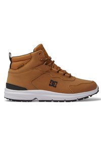Zapatilla de piel marrón de media altura con acentos de malla texturizada, punta redonda, suela negra y logo en el lateral. Presenta cordones y un cuello acolchado.