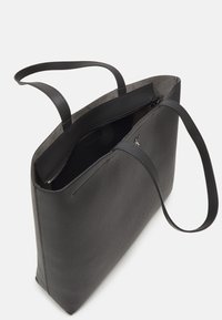 Calvin Klein Jeans MINIMAL MONOGRAM SLIM TOTE - Bevásárlótáska - black/shiny gunmetal
