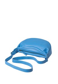 Blaues Leder-Crossbody-Bag mit glatter Textur, geschwungenen Formen und einem Reißverschluss. Verfügt über einen flachen, verstellbaren Gurt.