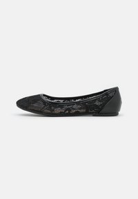 Ballerine nere in pizzo con tacco in pelle nera, caratterizzate da una punta arrotondata e un delicato motivo floreale.