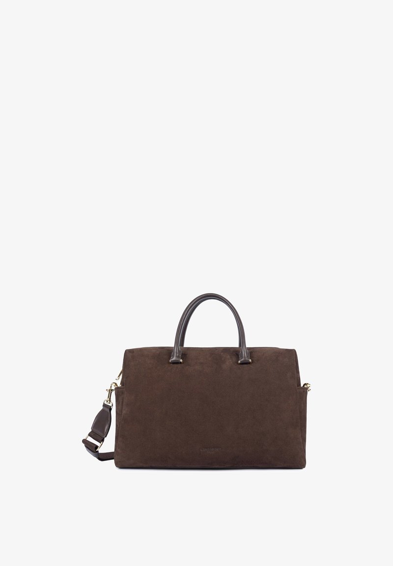 Sac de voyage rectangulaire en daim marron foncé avec poignées en cuir noir et bandoulière amovible, présenté sur fond blanc.