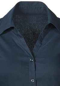 Dunkelblaues Hemd mit Knopfleiste und klassischem Kragen, glatter Textur und V-förmigem Ausschnitt. Verfügt über zwei Knöpfe am Kragen.