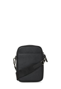 Geantă neagră tip crossbody realizată dintr-un material sintetic texturat, cu formă rectangulară, dotată cu o curea detașabilă și accente hardware simple.