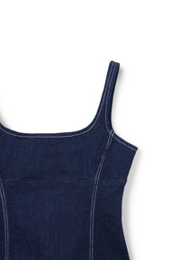 Robe en denim avec bretelles spaghetti ajustables, corsage structuré avec des accents de couture blanche et une couleur bleu marine profond.
