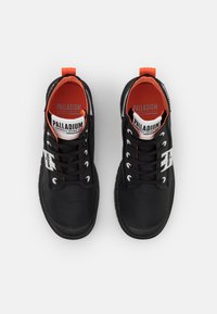 Palladium Botines con cordones - black