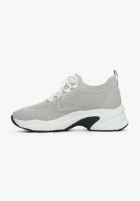 Jasnoszare buty sportowe z dzianinową cholewką, białymi sznurowadłami i czarną gumową podeszwą, charakteryzujące się masywnym designem i teksturowanym wykończeniem.